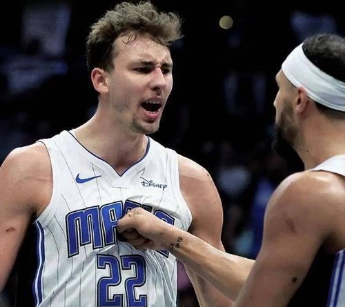 极速竞技-奥兰多魔术发布备战花絮，国际比赛日队长鼓劲，NBA常规赛任务艰巨，高层口径保持一致(奥兰多魔术球衣)